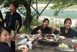球磨川ラフティングでBBQ