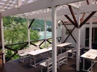 ツアー前後の待ち時間には、川沿いのデッキをご利用いただけます。！《セルフの無料飲料》もアリ！