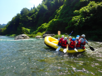 多摩川は一年中安定した水量で楽しめるラフティングコースです。水質もバツグン！東京都は思えない大自然を満喫！