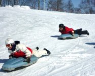 滑走を楽しむだけじゃない！　　エアーボードを使った雪遊び（スノーフラッグやプチレースなど）も楽しんじゃおう！