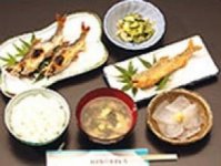 昼食は、落石観光ヤナ「ひのきや」特製の鮎定食！那珂川の味覚が満載です。
