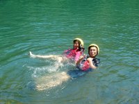 カヌー体験をしながら川遊びも満喫！暑い日は川に飛びこんでリフレッシュ！