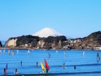 マリンスポーツのメッカ、材木座海岸でSUPデビューしませんか？
海上からは稲村ヶ崎や江の島、天気のいい日には富士山が望めます！