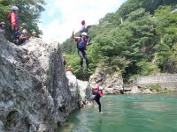 夏7〜9月は、ラフティングしながら、高岩ジャンプやボディーラフティングなど川遊び満載のツアーが楽しめます！