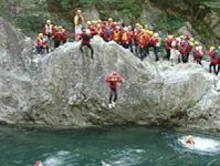 夏の時期のツアーは、飛び込みや天然ウォータースライダーなど川遊び盛りだくさん！