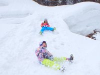 天然のスライダーで雪遊びを満喫！