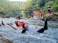 1日コースでは、保津川に流れ込む清流「清滝川」で水遊び。天然スライダーは爽快感満点！