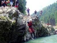 約4mの岩から飛び込んでみたり、ライフジャケットを付けて急流を泳いでみたりと普段出来ない楽しい体験が盛り沢山！