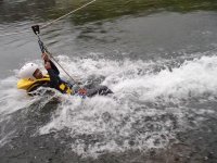 《フライングフォックス（※午後コースのみ》７ｍほどの高さからロープを張り、水面に向かってロープスライダー！