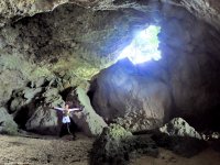 ダイナミックな洞窟内を探検しよう！