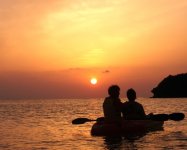 東シナ海に沈むロマンチックな夕陽をカヤックの上で見る【サンセットカヤック】