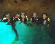洞窟まで着いたらシュノーケリングを装着し、神秘の青の光を体感できる水中探検！