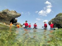 青い空、透き通った海、白い砂浜……。こんな開放的な場所でサーフィンができるのは沖縄だけ！