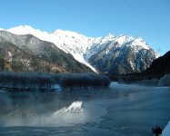 厳冬期の大正池は、結氷も見られ幻想的！雪をまとい存在感を増した焼岳、穂高の峰々は圧巻です。