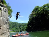 夏は、岩からの飛び込みやボートスライダーなど川遊びも満喫！