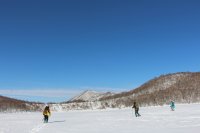 凍り付いた火口湖の上を歩いて行けるのはスノーシューだからこそ！
