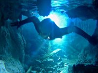 全身を水中にしずめ、地下水の中の洞窟をくぐればさらに奥の間へ！