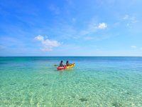 エメラルドブルーに光り輝く海面は、宮古島でも屈指の美しさ！
透明度抜群なので、カヤックに乗っていてもお魚の姿が見えるんです！