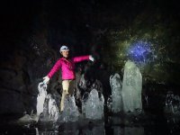 観光洞窟ではない自然そのままの溶岩洞窟を、ヘッドライトの明かりだけを頼りに洞窟探検！