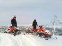 手付かずの自然が残された雪山をスノーモービルで走行！徹底した安全管理を行っています。