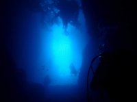 神秘的な青の洞窟へ！浮遊感を楽しめるダイビングスタイルでお連れします！