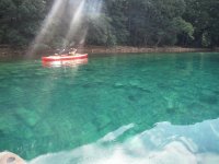 水深や太陽の位置で変化する田沢湖ブルー