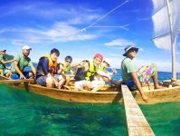 木板と竹で出来た船体に白い帆（フー）。サバニに乗って沖縄の原風景を見に行こう！