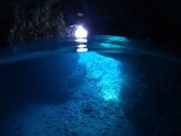 青く輝く神秘的な「青の洞窟」