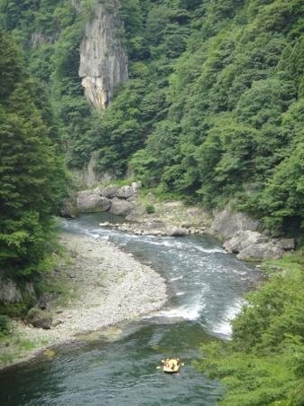 切り立った数十メートルの巨岩や奇岩が織りなす日本有数の渓谷美をラフティングボートで下ります。