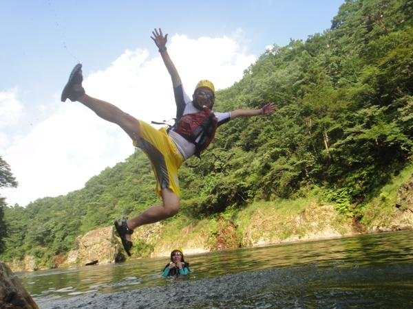 約4ｍの飛び込み、滝打ち、ライフジャケット浮遊体験・川流れ、バランスゲームなど川遊びも満喫！