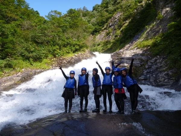 【東黒沢コース】目指すはコース上部にある落差30メートルの絶景、ハナゲの滝！
