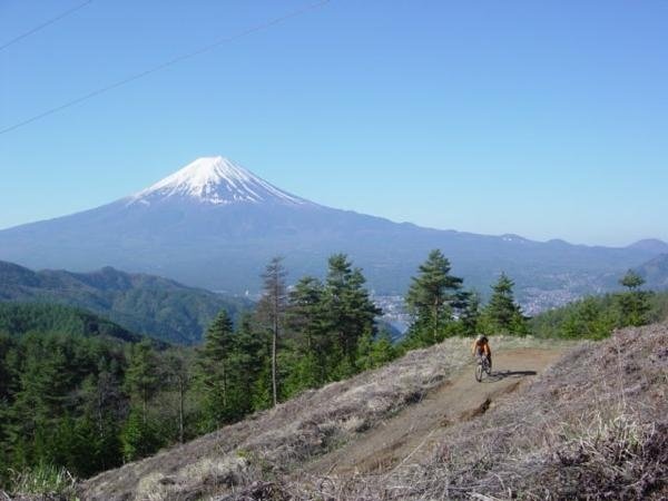 道中の休憩箇所では四季折々の富士山を眺めることができます