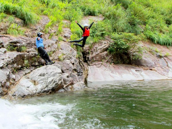 ジャンプしたり、小さい滝を潜り抜けたり…遊べるところはあますところなく遊び尽くす！