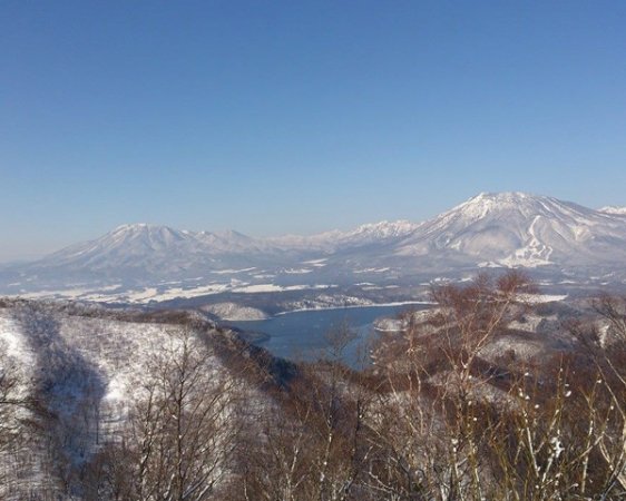 展望ポイント。黒姫山・妙高山と眼下に広がる野尻湖。