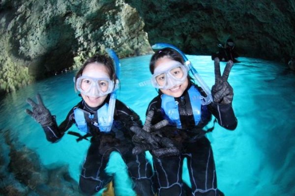 《青の洞窟》探検シュノーケリング・・・海の青さが光り輝いて見える幻想的な空間。沖縄の人気スポットです