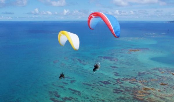 上空２００ｍからの景色！！鮮やかな海、美しく雄大なサンゴ礁、白砂が続く海岸線、これぞ沖縄！