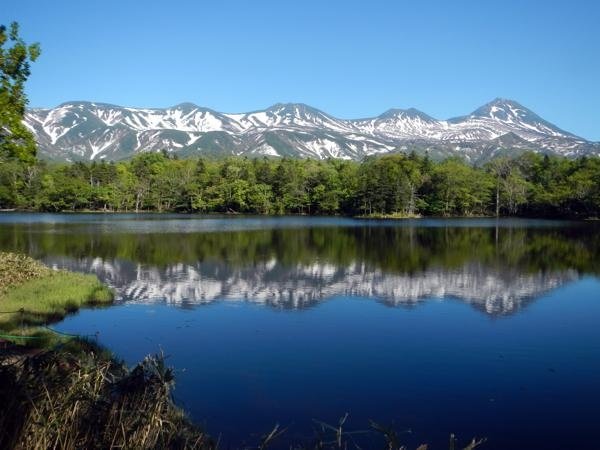 【知床五湖】知床五湖の美しい姿。湖面に知床連山がきれいに映し出されたらその感動は何倍にもなります。