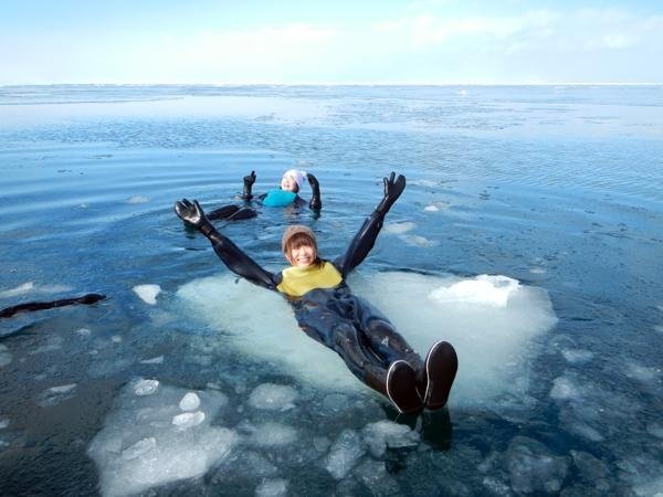【冬の知床一日ツアー】流氷の上を歩いて沖まで。専任のガイドが引率するので安心です