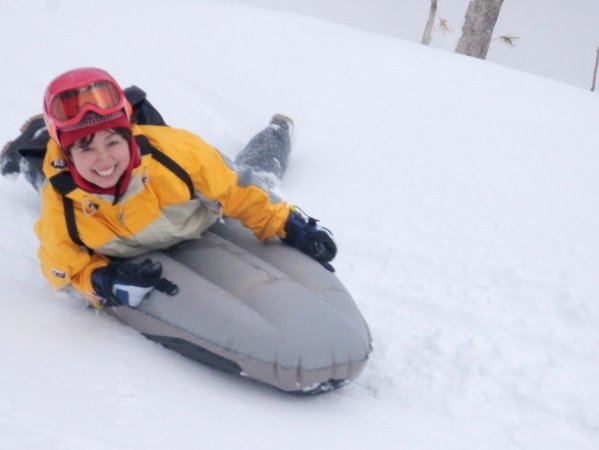 雪面に近い目線でスピード感を楽しめる、迫力満点のアクティビティ！