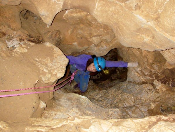 アクティブに楽しめる冒険コースもあり！洞窟の中でクライミング体験！