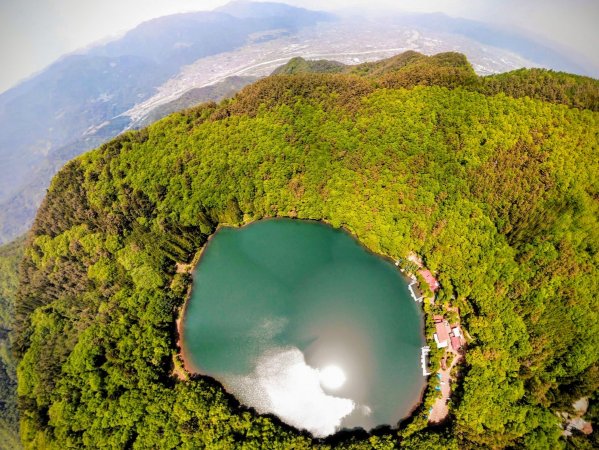 標高850mの山上の林に囲まれた四尾連湖は、山梨の人でも知る人が少ないまさに秘境湖