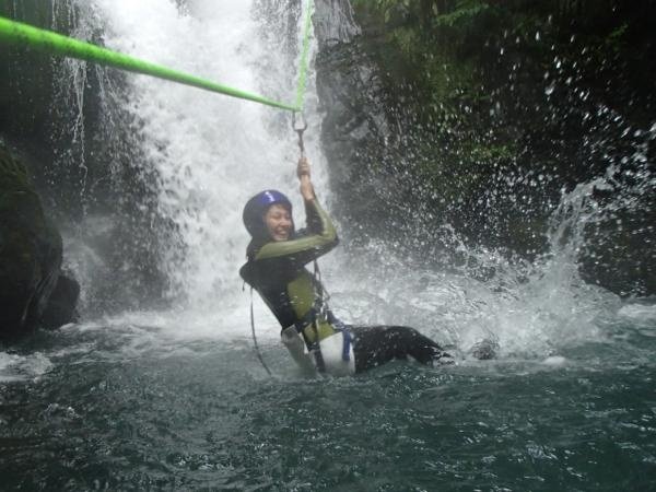フライングフォックス！滝上からロープを張り、水面に向かってロープスライダー！