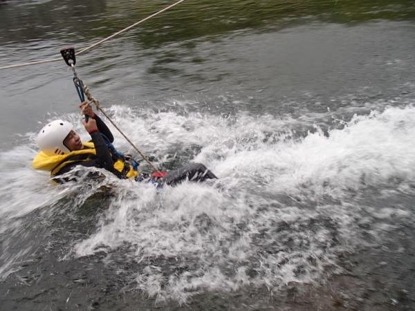 《フライングフォックス（※午後コースのみ》７ｍほどの高さからロープを張り、水面に向かってロープスライダー！