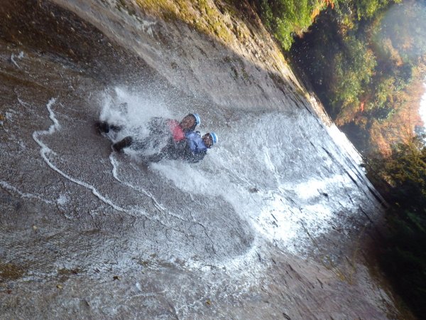 全長40mの天然スライダー！滑床の象徴日本の滝百選「雪輪の滝」を直接滑ることができます！
