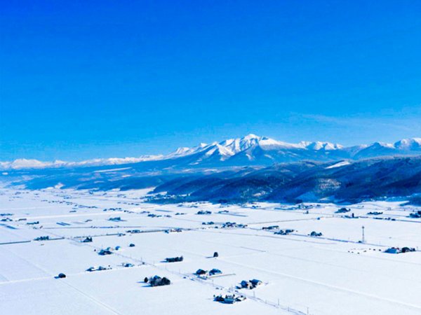 【冬】：上空から眺める大雪原、この時期しか体験できないスピード感満点の低空飛行も楽しめます。