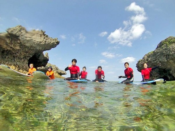青い空、透き通った海、白い砂浜……。こんな開放的な場所でサーフィンができるのは沖縄だけ！