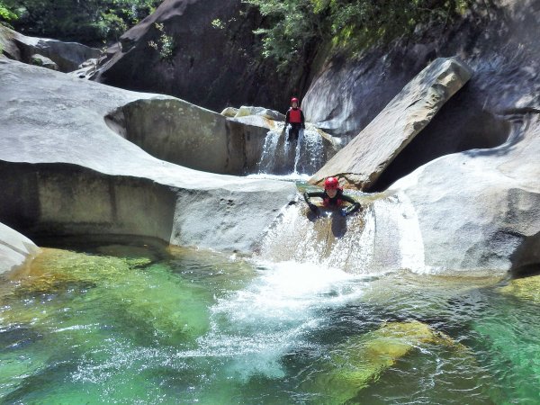 【藤河内渓谷】連続する滝と自然のプールは、ウォータースライダーと飛び込みに最適！約1.5キロのコースを次々に遊び尽くしていきます。
