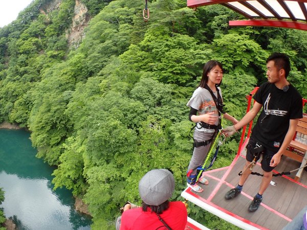 エメラルドグリーンの湖と緑色に染まる山々、赤い橋のコントラストが眩しい猿ケ京は、自然豊かな抜群のロケーション。