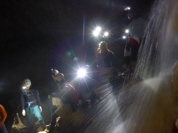 洞窟内に流れ込む水は水たまりや滝となってあらわれます。装備はウェットスーツなので快適！