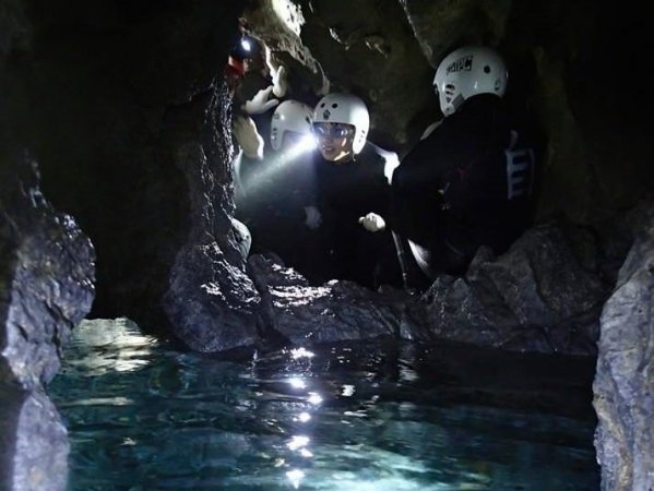 真っ暗な洞窟でライトを照らしながら、美しい洞窟の魅力を、自らの冒険心と共に満喫しましょう。